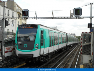 MF01 n°018 arrivant à Barbès-Rochechouart