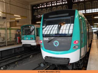 Deux générations se croisent à Gare d'Austerlitz