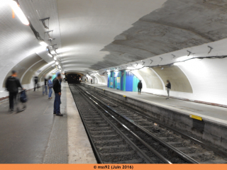 Station Oberkampf (ligne 5), pose du nouveau carrelage en cours