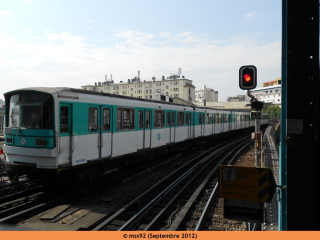 MF67 F n°529 arrivant à Gare d'Austerlitz